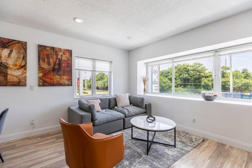Apartment Seaside Escape Steps To Beach, Dining, Shopping And Olas!